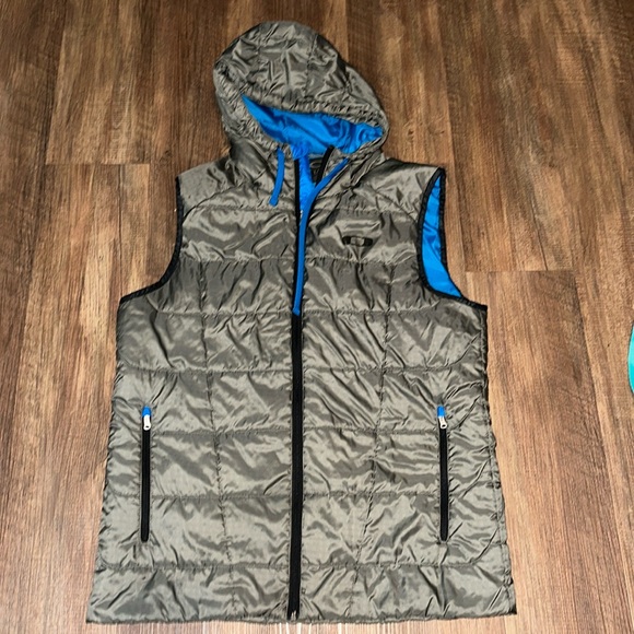 Men’s OAKLEY Puffer Hooded Vest size L - Picture 1 of 5